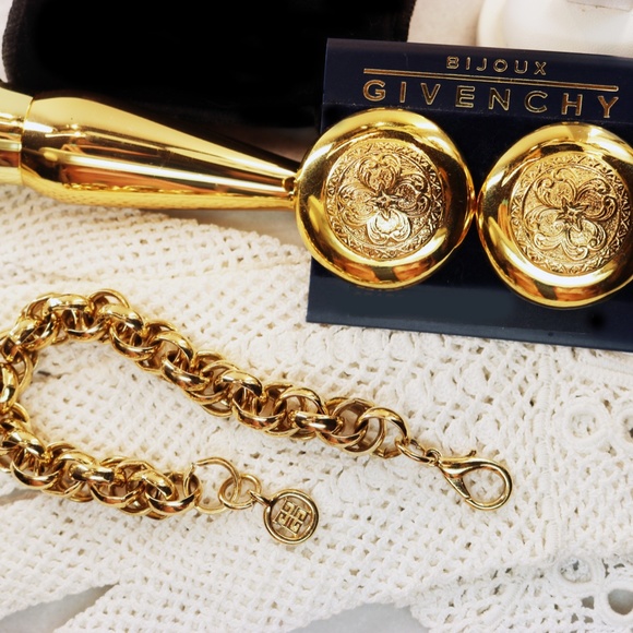 ⚜️ Vintage GIVENCHY Gold Logo Bracelet - Picture 14 of 16